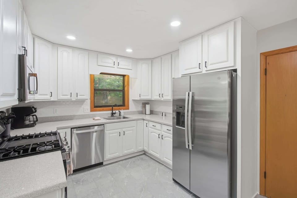 Cabin, Multiple Beds, Mountain View (Sharp Top Mountain Retreat) | Private kitchen