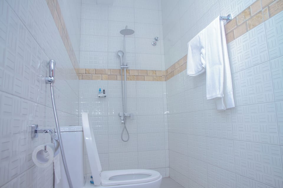 Executive Suite, Balcony, City View | Bathroom | Combined shower/tub, free toiletries, hair dryer, towels