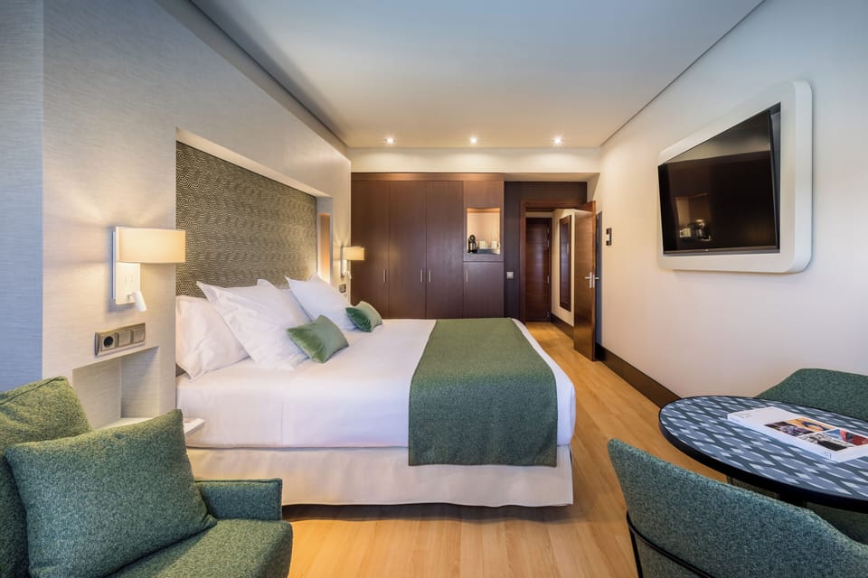 Deluxe Room | Minibar, in-room safe, desk, laptop workspace