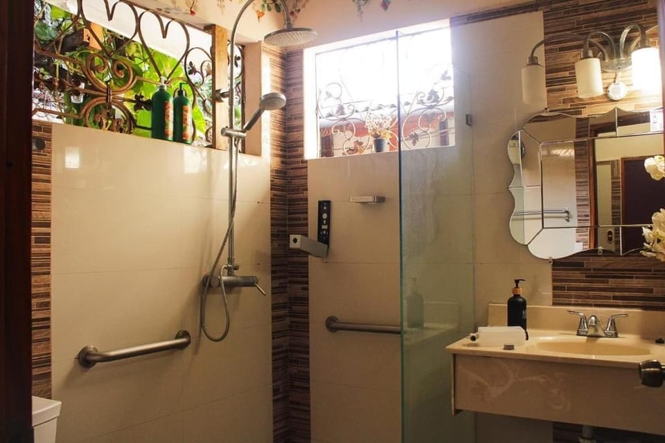 Deluxe Double Room, Private Bathroom | Bathroom