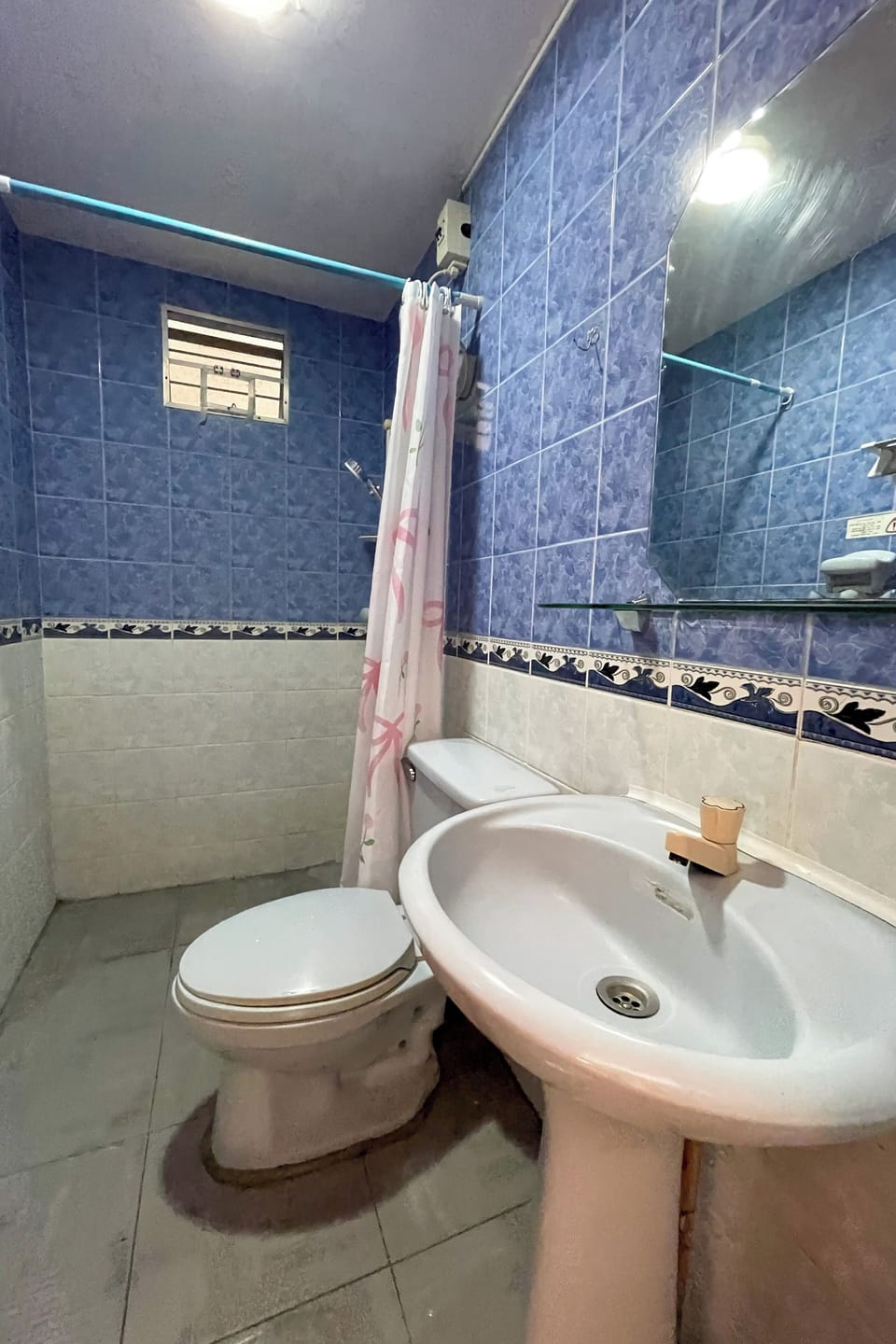 Family Room | Bathroom | Shower, towels, soap, shampoo