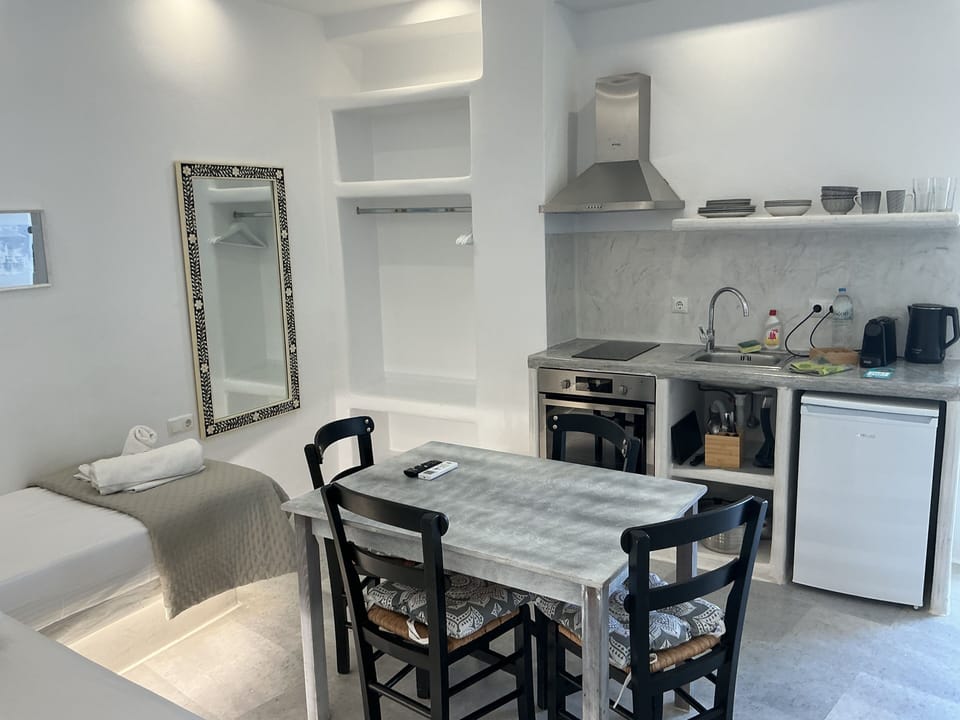 Superior Apartment, Balcony, Courtyard View | Private kitchen