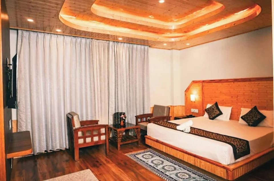 Deluxe Room, Balcony | Desk, free WiFi
