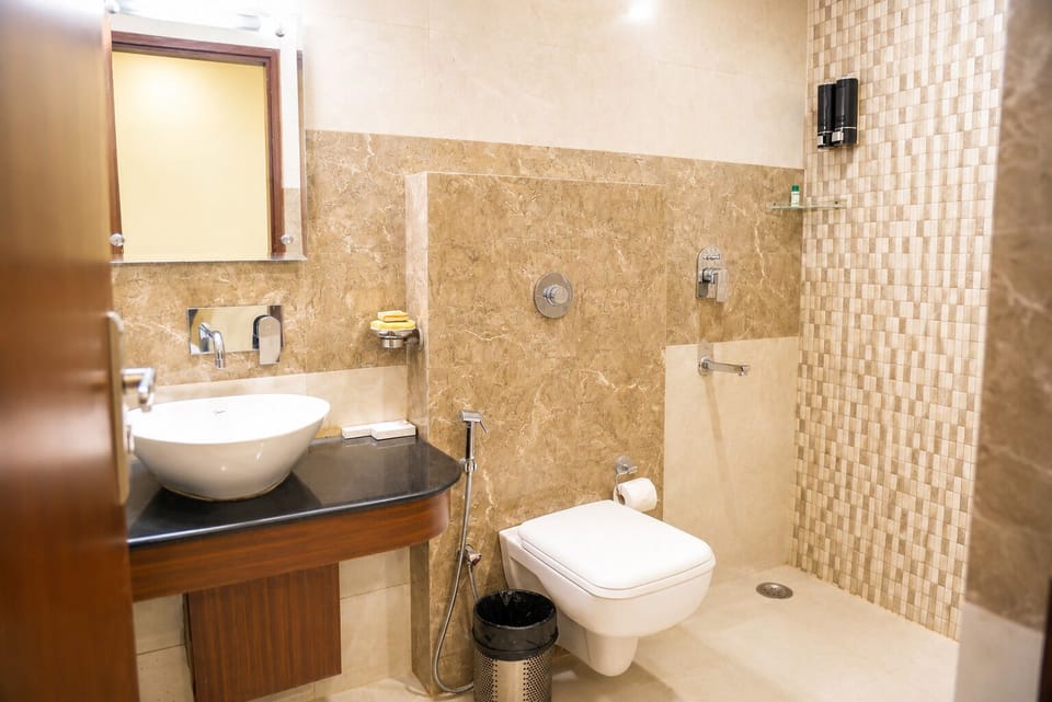 Deluxe Room with King Bed | Bathroom | Shower, towels, soap, shampoo