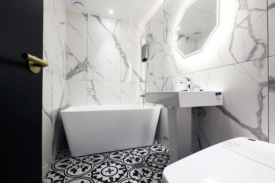 Deluxe Double Room | Bathroom | Combined shower/tub, hair dryer, towels, soap