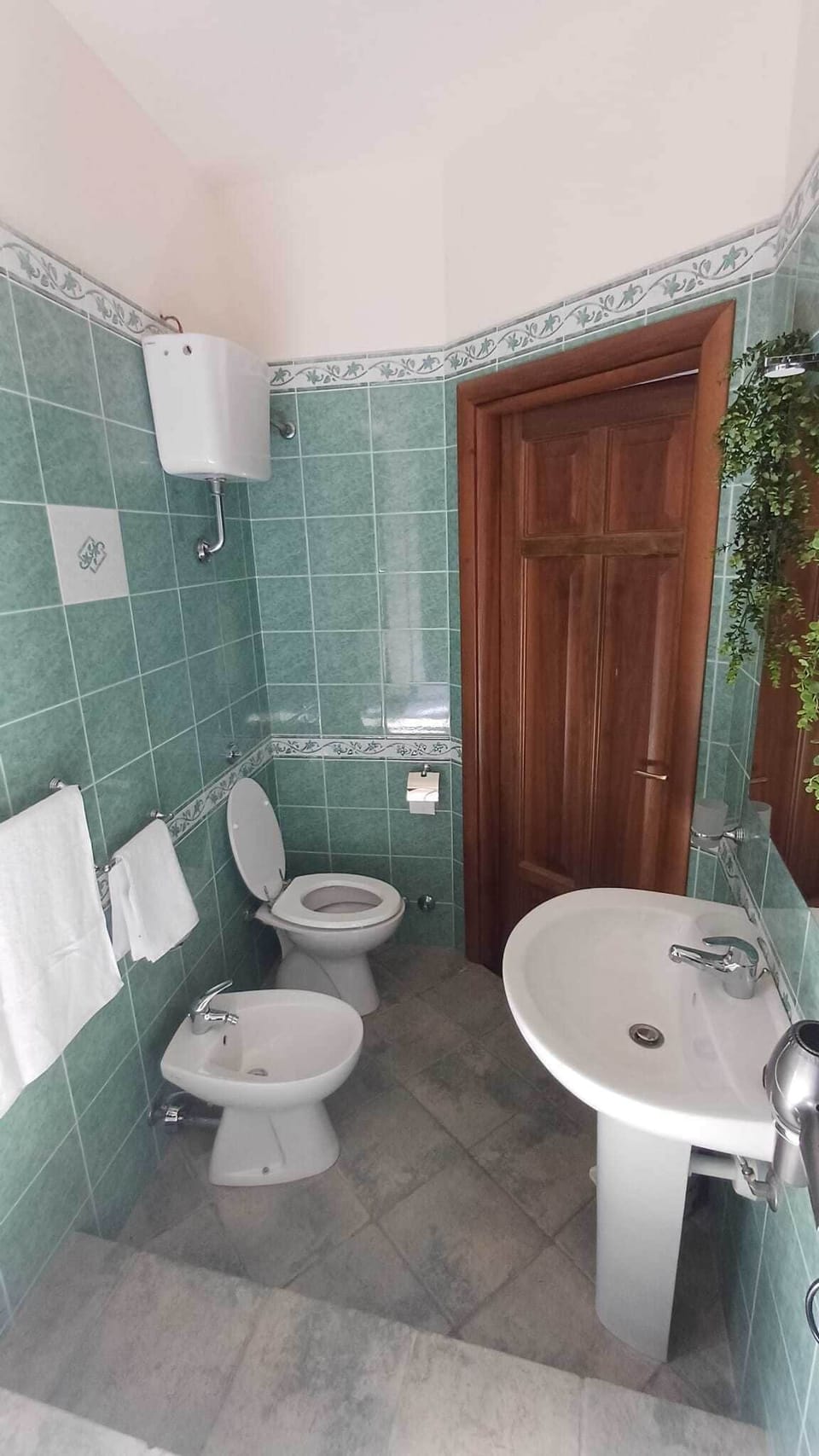 Superior Triple Room | Bathroom | Shower, free toiletries, hair dryer, slippers