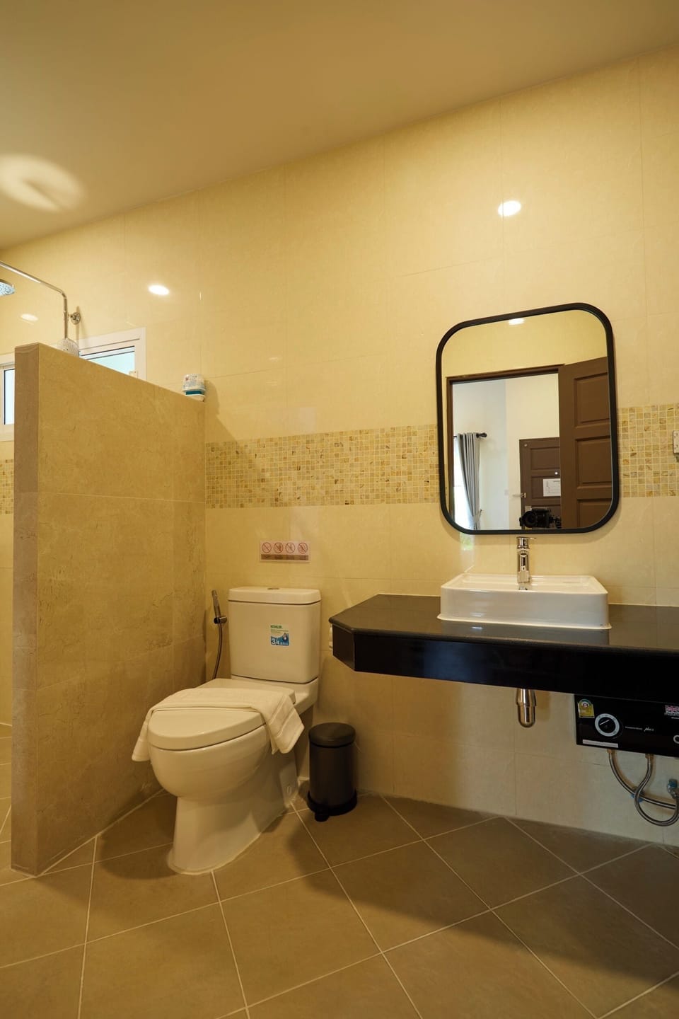 Basic Twin Room, Non Smoking | Bathroom