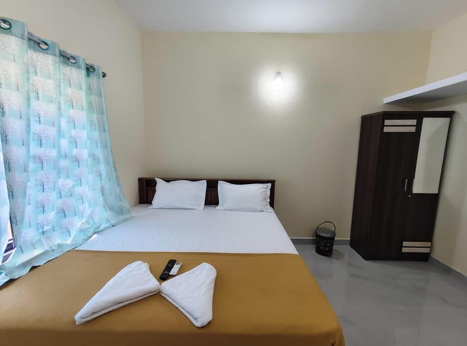 Family Room | Desk, laptop workspace, free WiFi