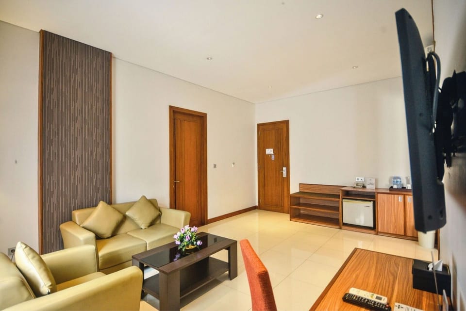 Luxury Double Room | Living area | 43-inch Smart TV with satellite channels