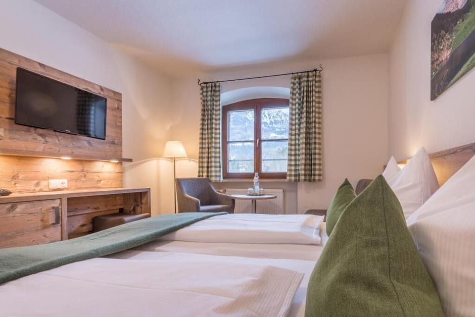 Comfort Double Room, Park View | Hypo-allergenic bedding available, in-room safe, desk, WiFi (free)