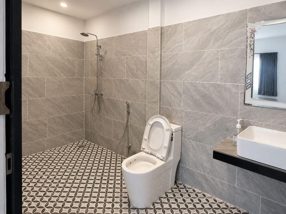 Deluxe Quadruple Room, Garden View | Bathroom | Shower, free toiletries, towels, soap