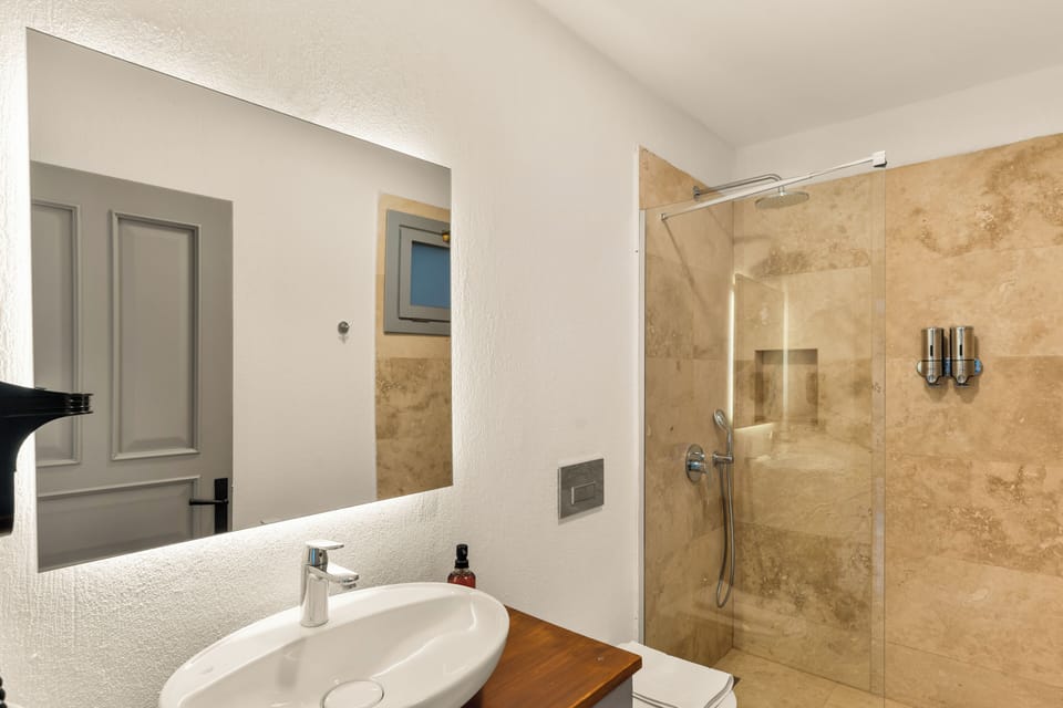Superior Room, City View | Bathroom | Shower, free toiletries, hair dryer, slippers