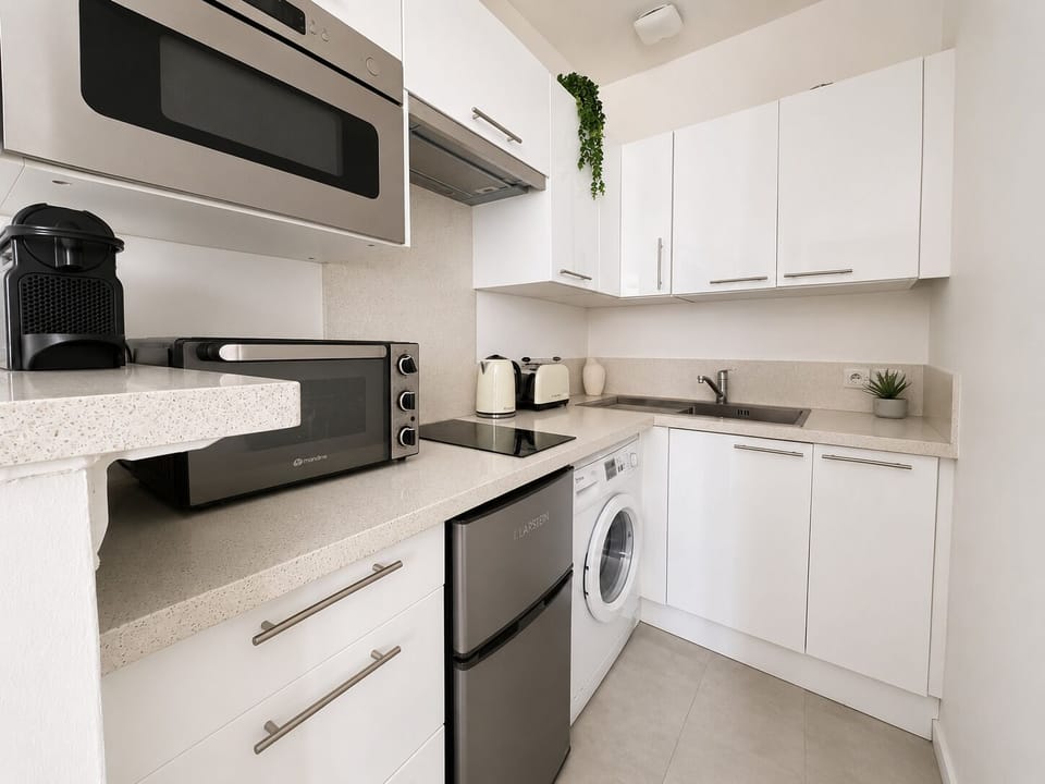 Studio | Private kitchen | Fridge, microwave, stovetop, cookware/dishes/utensils
