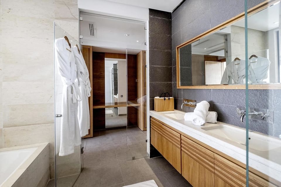 Family Suite, 2 Bedrooms, Non Smoking | Bathroom | Combined shower/tub, free toiletries, hair dryer, bathrobes