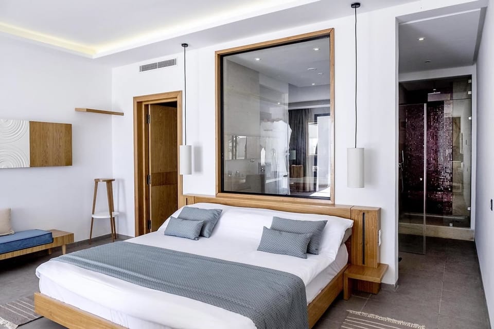 Suite, Non Smoking | Minibar, in-room safe, desk, blackout drapes