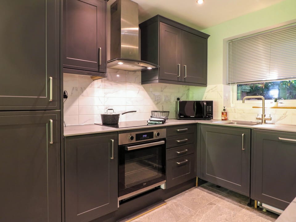 Cottage | Private kitchen | Dishwasher, cookware/dishes/utensils
