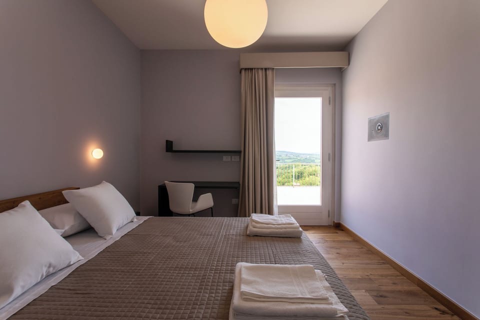 Camera con letto matrimoniale, vista vigneti (Grave Mora) | Desk, WiFi (free)