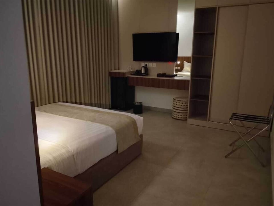 Standard Double Room | Laptop workspace, blackout drapes, soundproofing, iron/ironing board