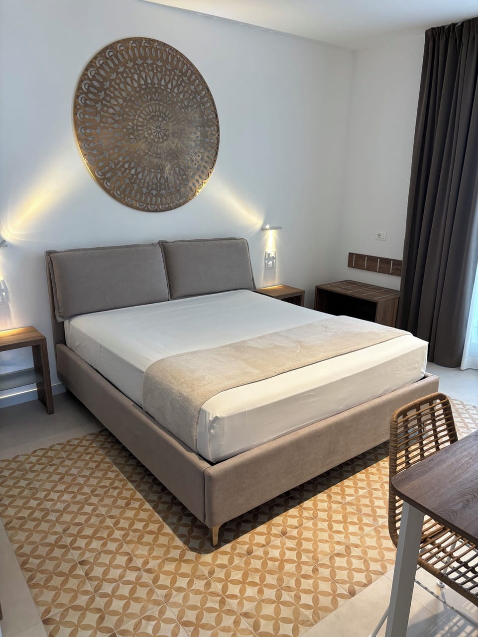 In-room safe, desk, free WiFi