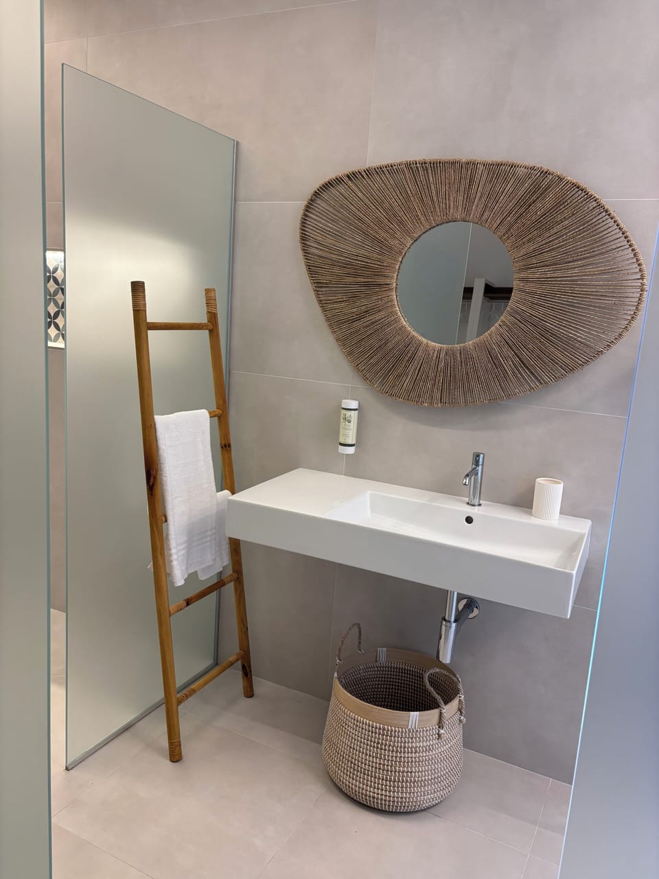 Double Room | In-room safe, desk, free WiFi