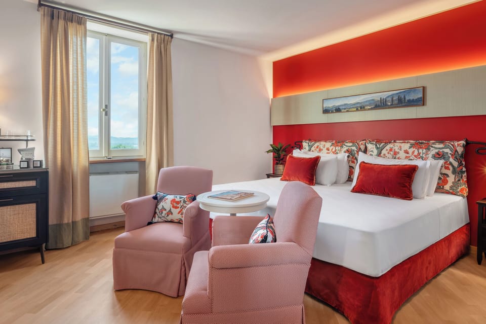 Classic Double Room | Minibar, in-room safe, blackout drapes, bed sheets