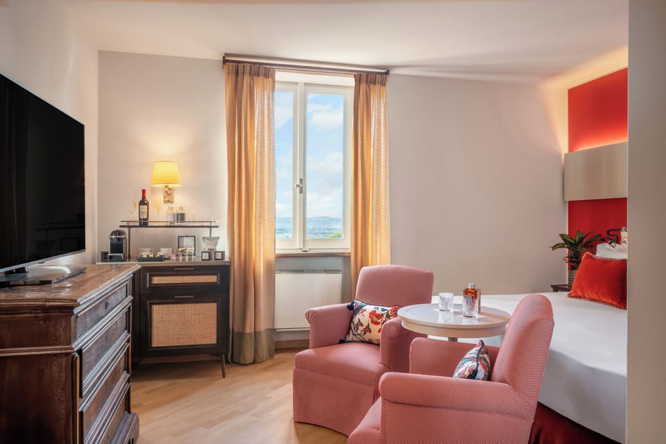 Classic Double Room | Minibar, in-room safe, blackout drapes, bed sheets