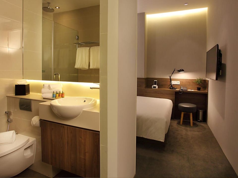 Shower, rainfall showerhead, free toiletries, hair dryer