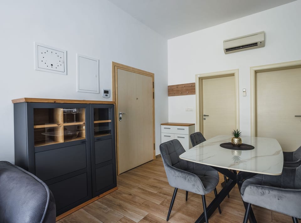 Apartment (Modern Apartment Near The Sea) | Dining room