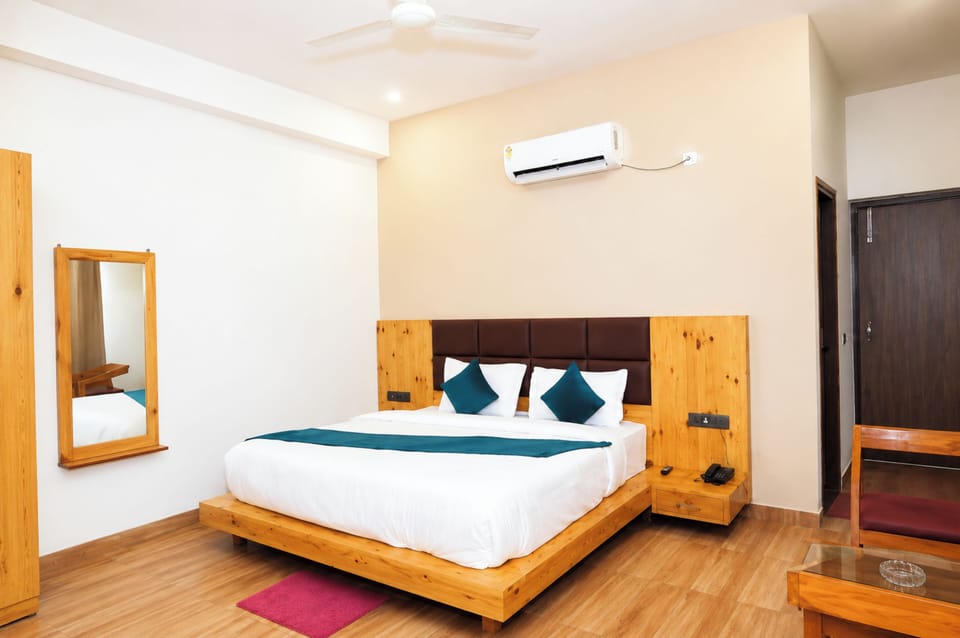Hypo-allergenic bedding, desk, soundproofing, free WiFi
