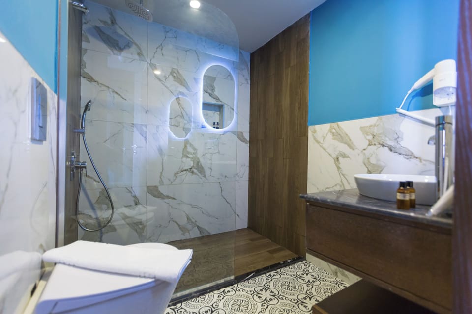Comfort Room | Bathroom | Jetted tub, towels