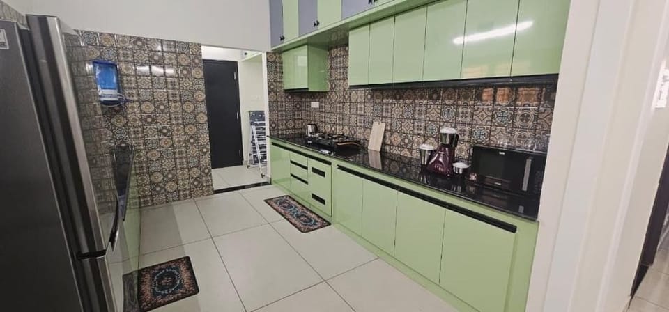 Fridge, microwave, stovetop, cookware/dishes/utensils