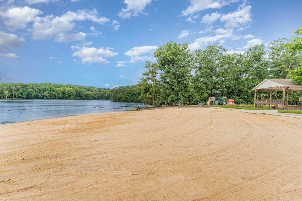 Pool & Dock Access! Badin Lake Resort Gem Cottage in Badin Lake