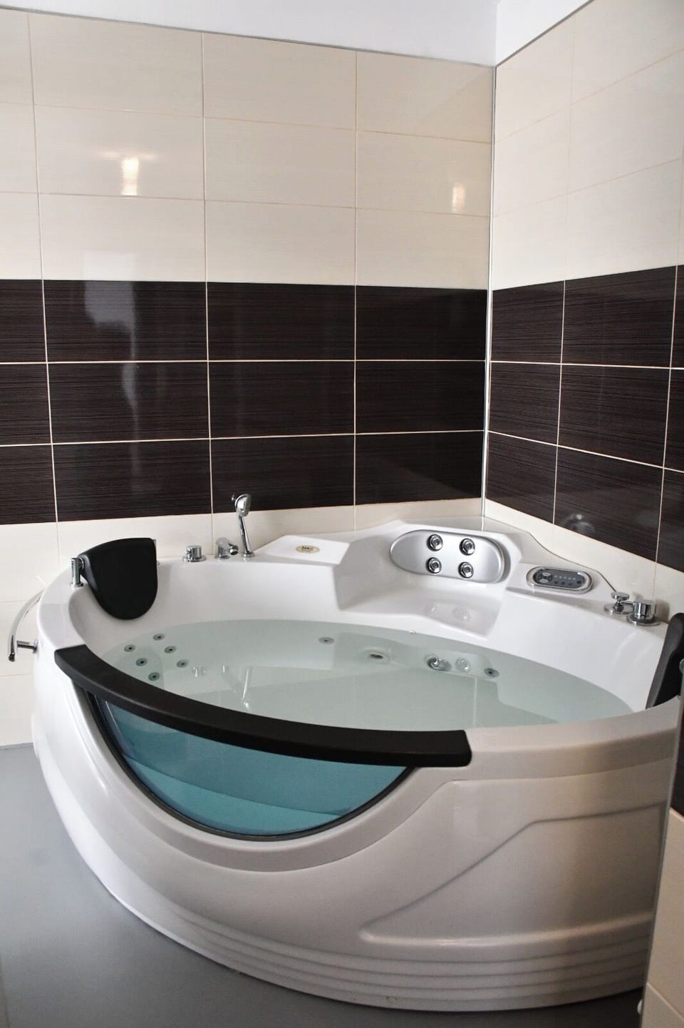 Deluxe Double Room, City View | Bathroom | Towels, soap, shampoo, toilet paper