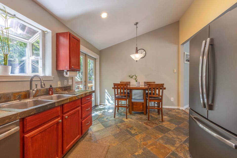 House, 3 Bedrooms | Private kitchen | Fridge, oven, coffee/tea maker, toaster