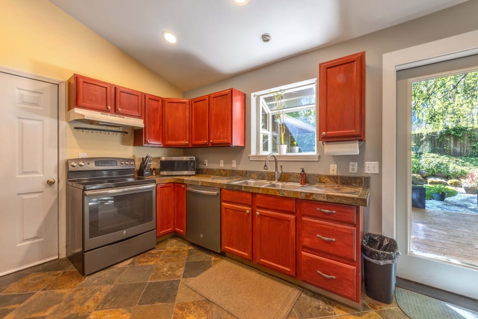 House, 3 Bedrooms | Private kitchen | Fridge, oven, coffee/tea maker, toaster