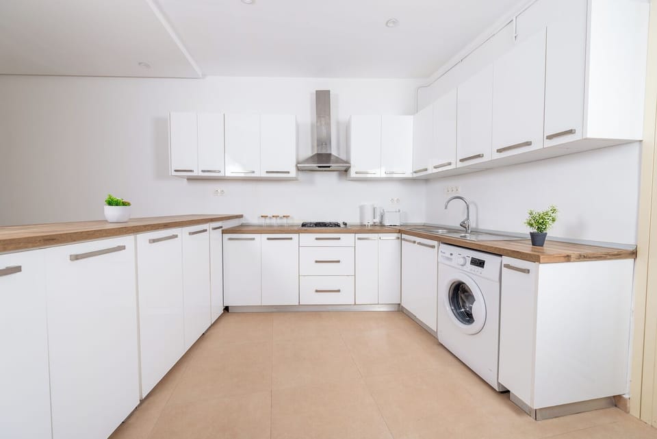 Apartment, Balcony | Private kitchen | Fridge, microwave, oven, stovetop