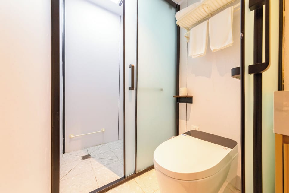 Deluxe Double Room, Non Smoking, Courtyard View | Bathroom | Shower, rainfall showerhead, hair dryer, bidet