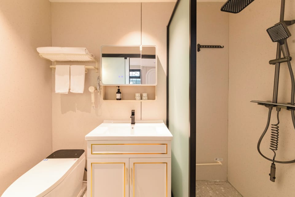 Classic Quadruple Room | Bathroom | Shower, rainfall showerhead, hair dryer, bidet