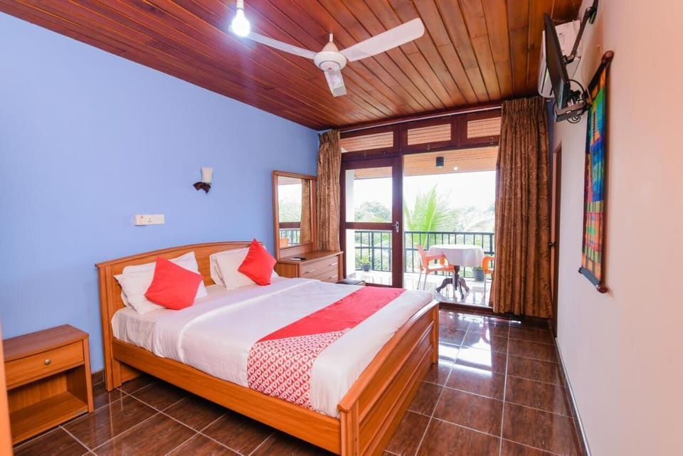 Standard Double Room | Desk