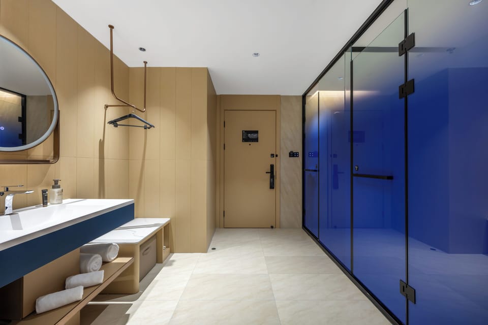 Comfort Double Room | Bathroom | Shower, free toiletries, hair dryer, slippers