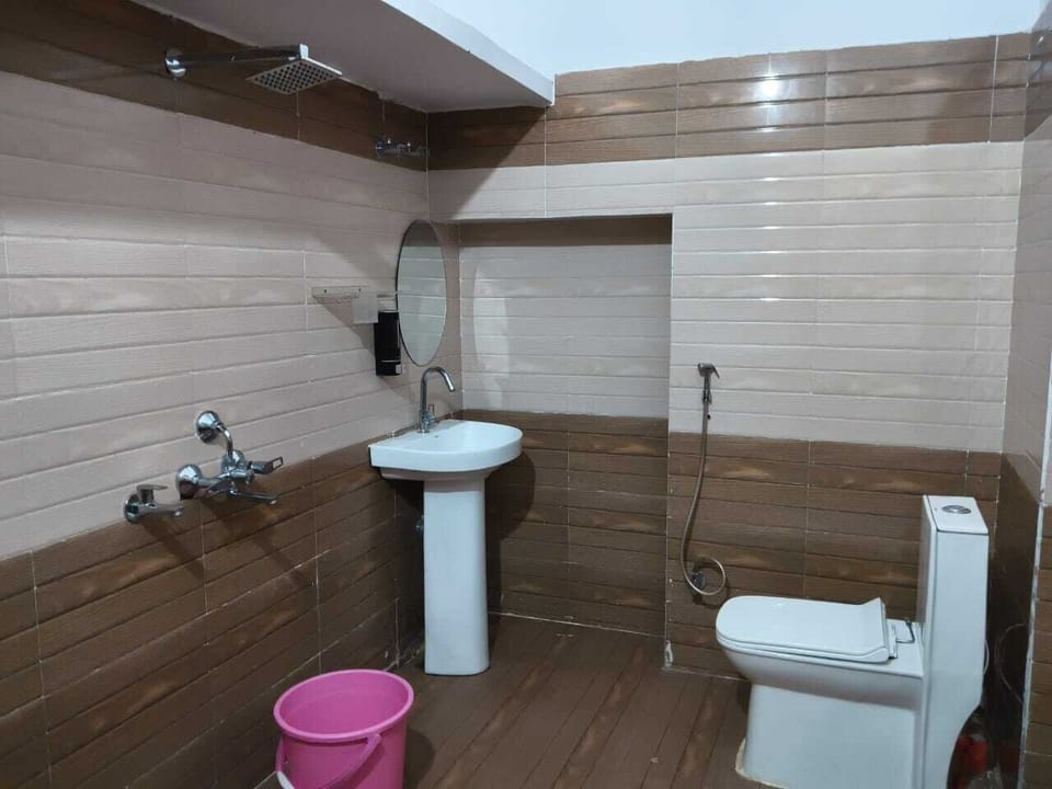 Deluxe Single Room, City View | Bathroom | Shower, towels, soap
