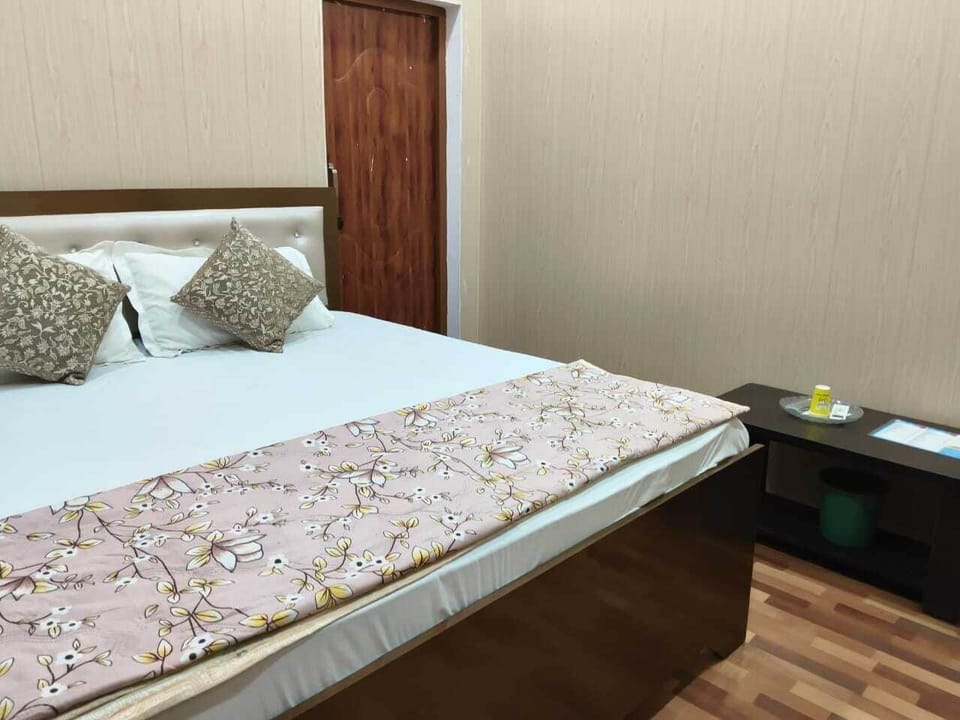 Deluxe Single Room, City View | Desk, laptop workspace, free WiFi