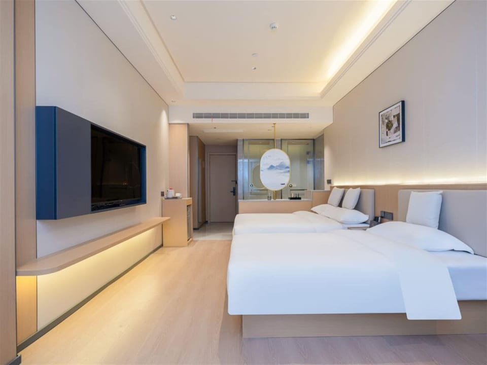 Comfort Triple Room | Laptop workspace, iron/ironing board, WiFi (free), bed sheets