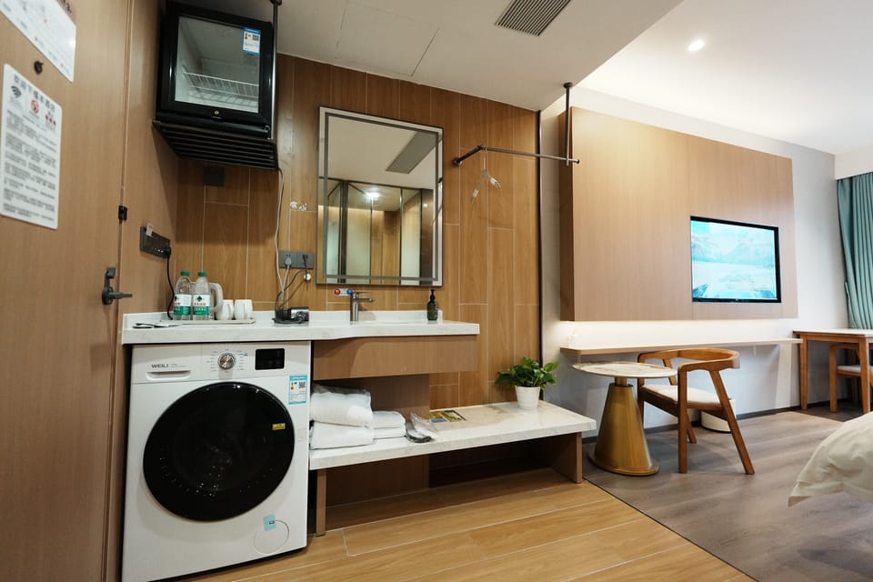 Business Twin Room, Non Smoking | Private kitchen | Fridge