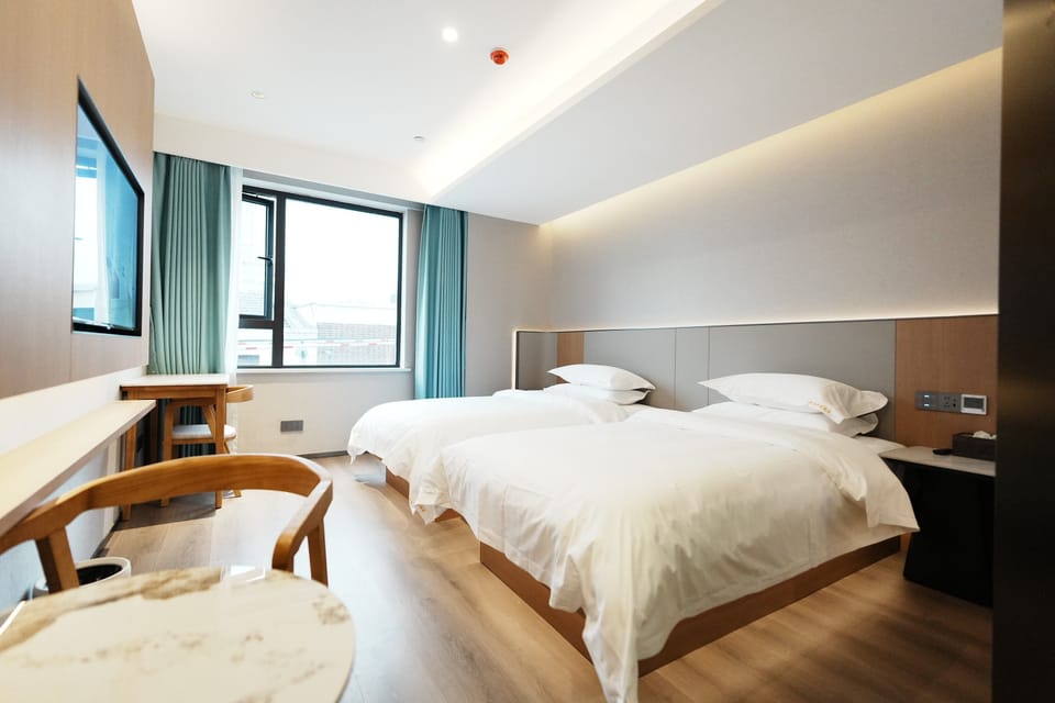 Business Twin Room, Non Smoking | Laptop workspace, free WiFi, bed sheets