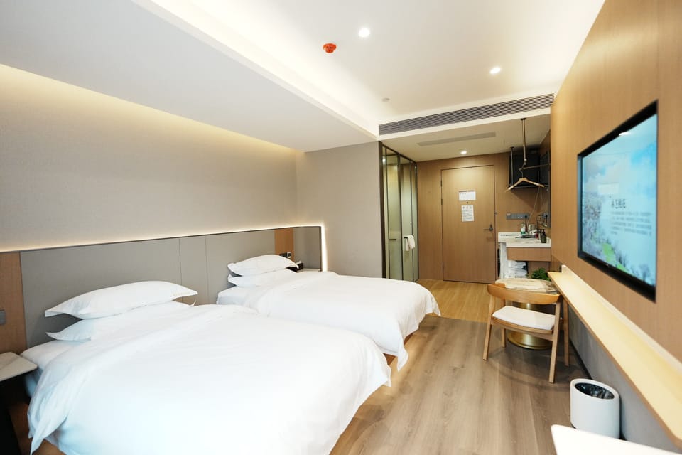 Business Twin Room, Non Smoking | Laptop workspace, free WiFi, bed sheets