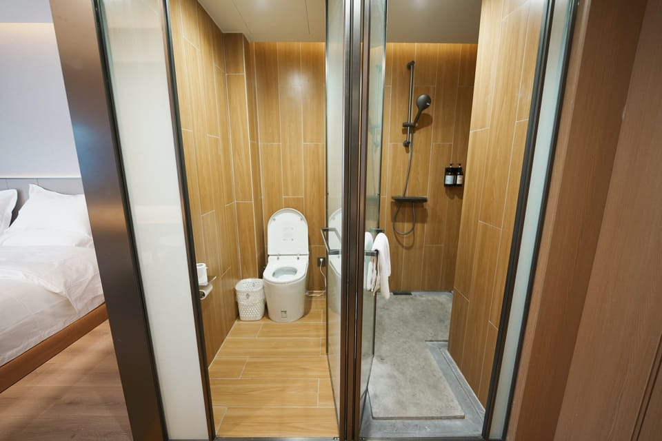 Luxury Double Room, Non Smoking | Bathroom | Shower, hair dryer, towels, shampoo