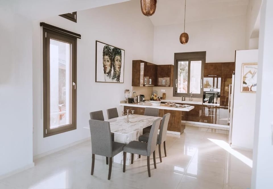 Deluxe Villa, Balcony, Sea View | Dining