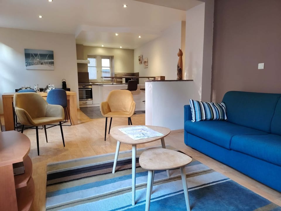 Comfort Apartment | Living area | 79-cm flat-screen TV with digital channels, DVD player
