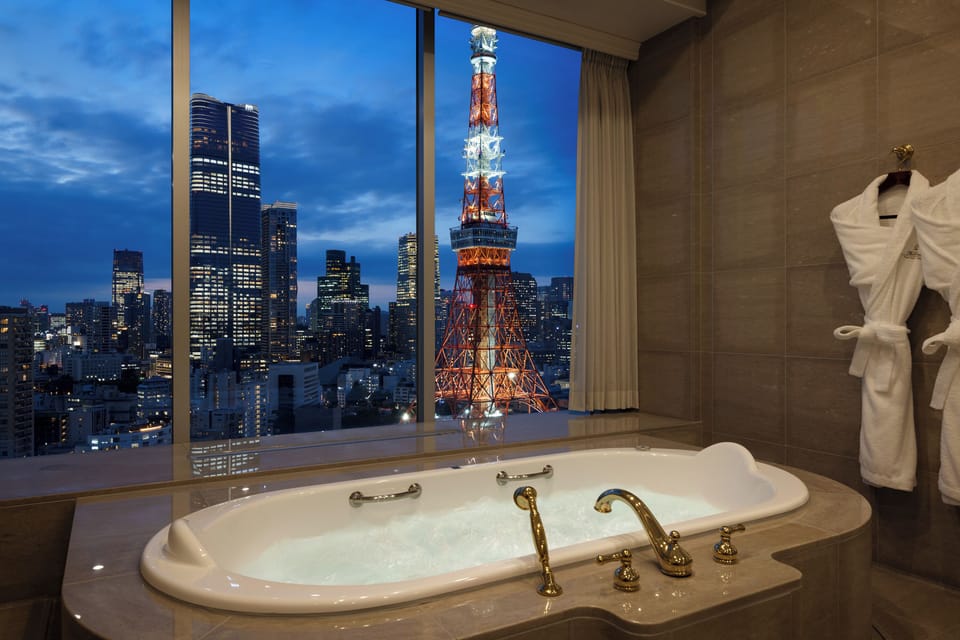 [October 2025 Newly Renovated] Tower View Suite, Non Smoking - Club Lounge Access, 32 Floor | Bathroom | Separate tub and shower, designer toiletries, hair dryer, bathrobes